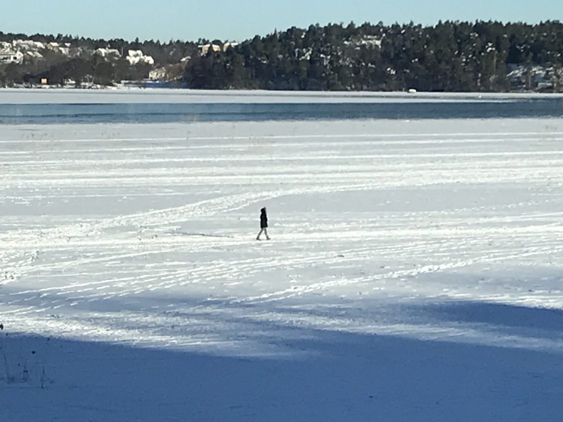 Person som går på frusen sjö