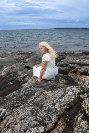 Maria sittandes på en klippa